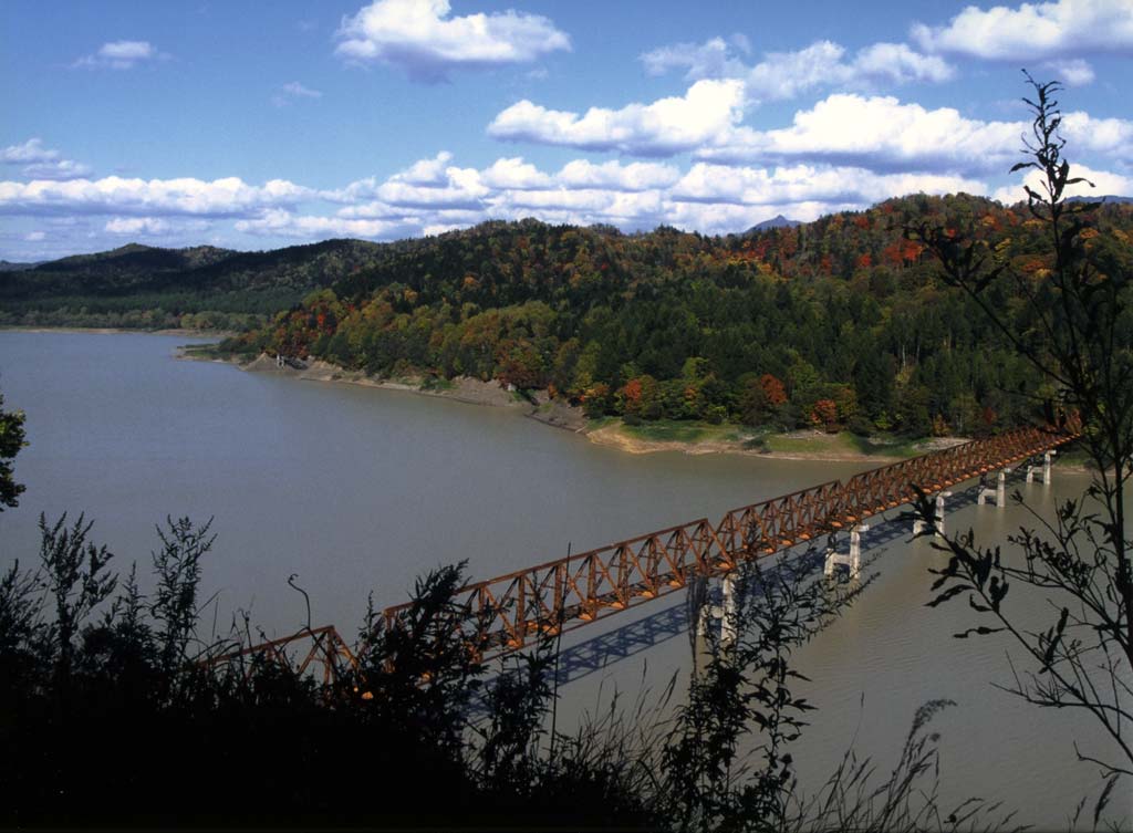 初秋のシューパロ湖と三弦橋