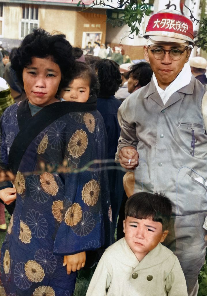 政策転換闘争オルグを見送る家族(大夕張駅前）昭和３６年９月頃