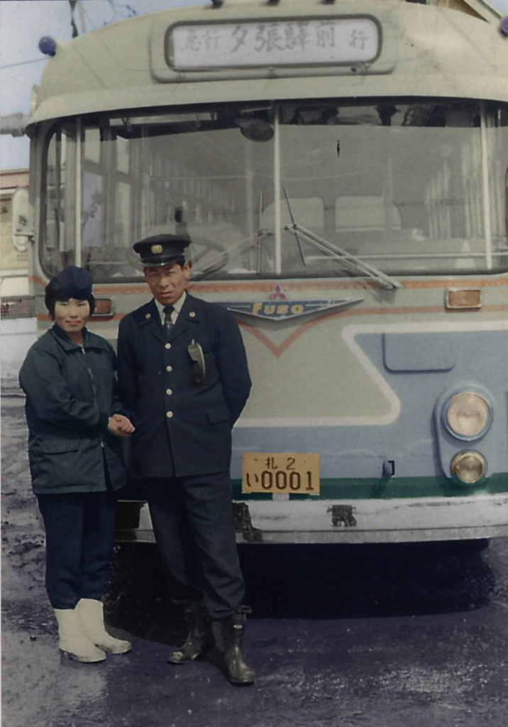 バス前（運転手と車掌さん）