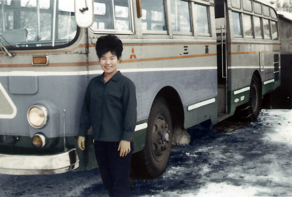 冬のバスと車掌さん　