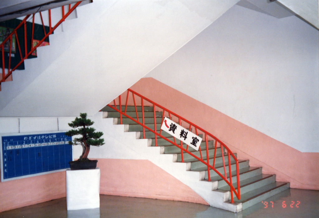 鹿島小学校　玄関から階段へ