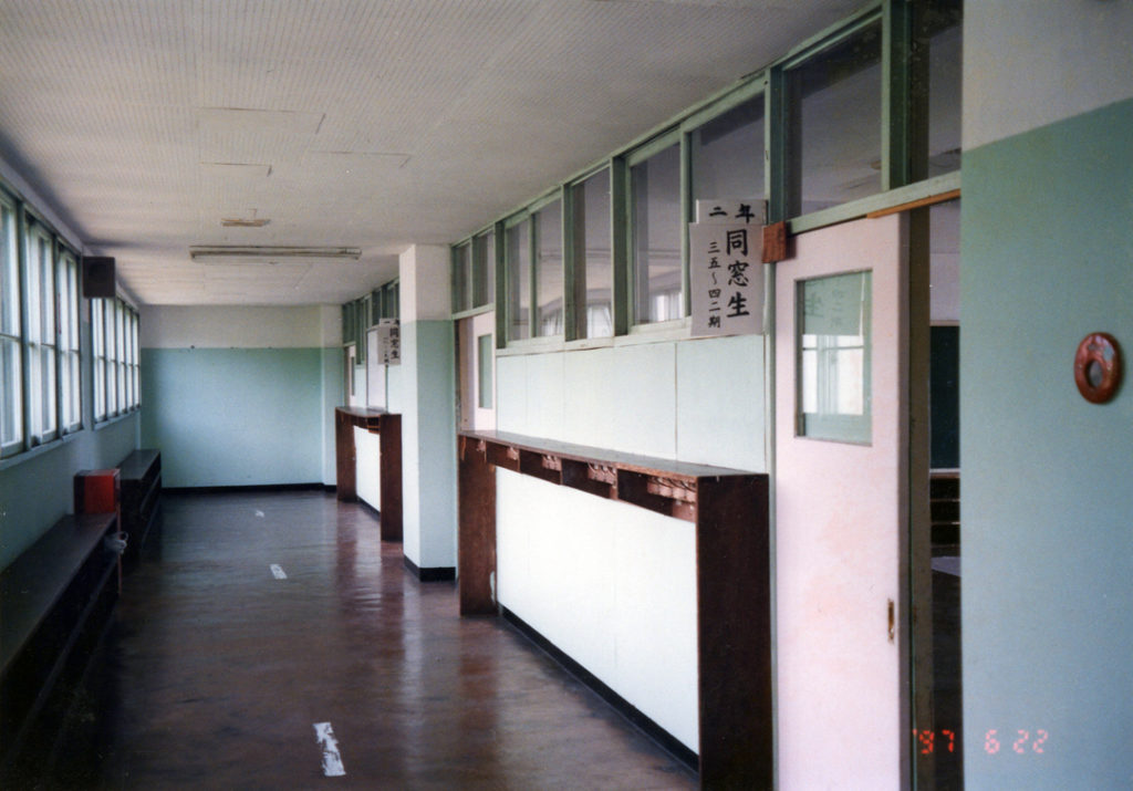 鹿島小学校校舎　2階教室と廊下