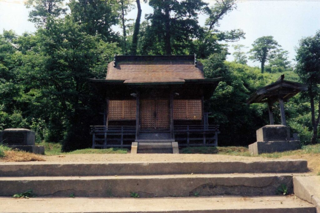 階段を上った先の大夕張神社拝殿