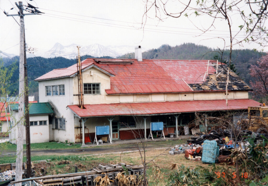 グラウンドから駅舎と夕張岳　1997
