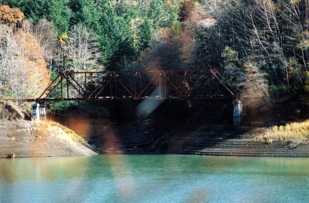 湖畔の森林鉄道橋　秋　