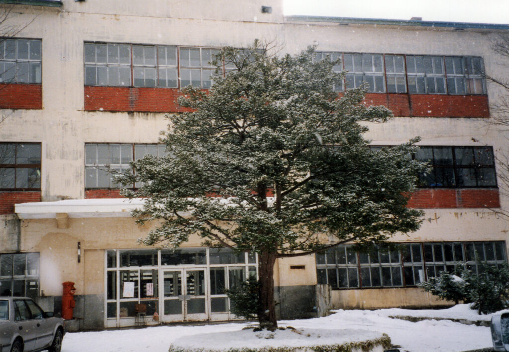 雪降る鹿島小学校校舎