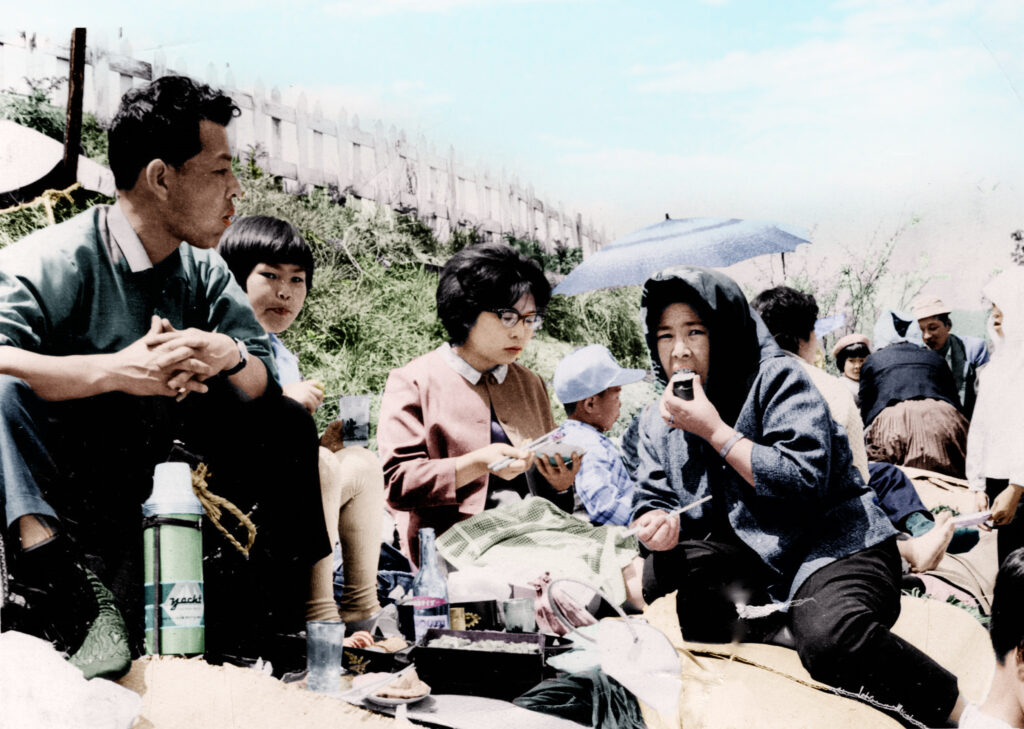 昭和30年代の運動会　お昼の弁当