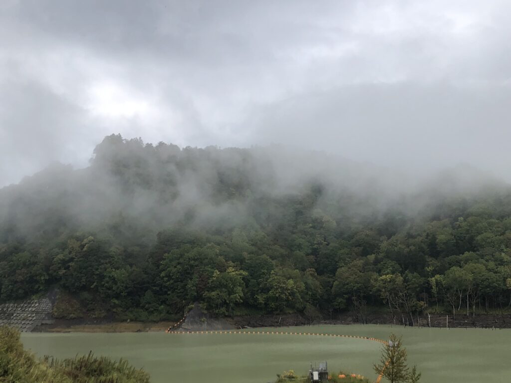 2024年9月27日　白雲垂れ込めるシューパロ湖