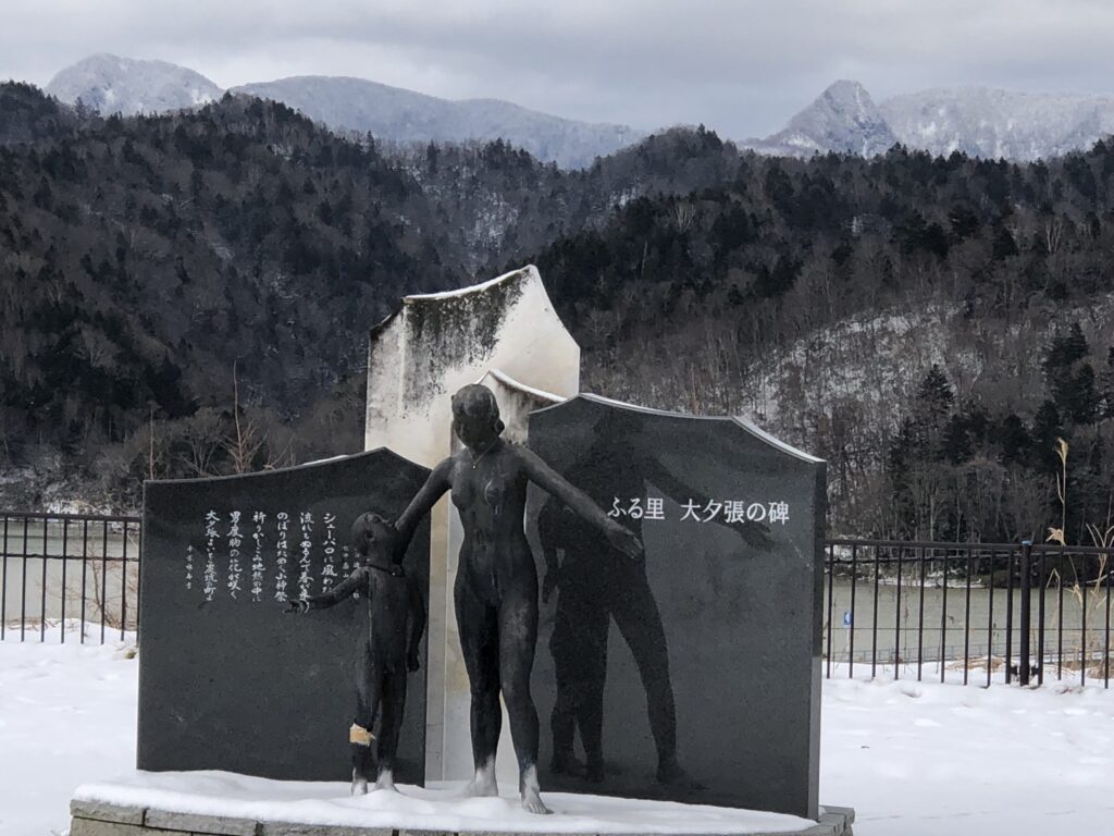 12月初冬の眺望公園　ふるさと大夕張の碑