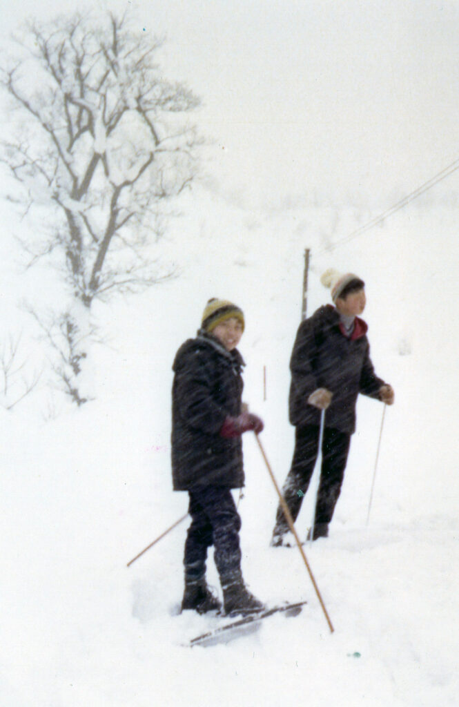 吹雪の中のスキー